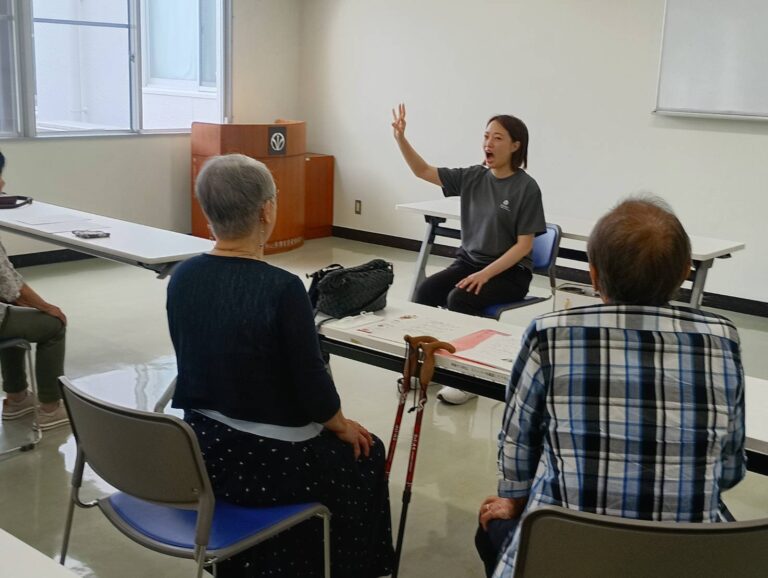 言語聴覚士の指導で、声を出す練習に取り組む参加者の様子