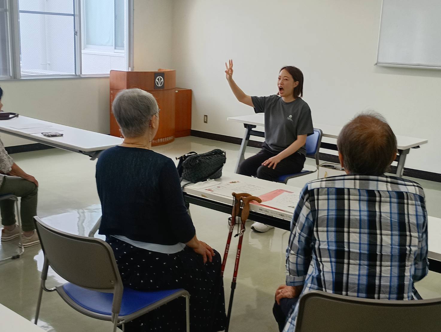 言語聴覚士の指導で、声を出す練習に取り組む参加者の様子
